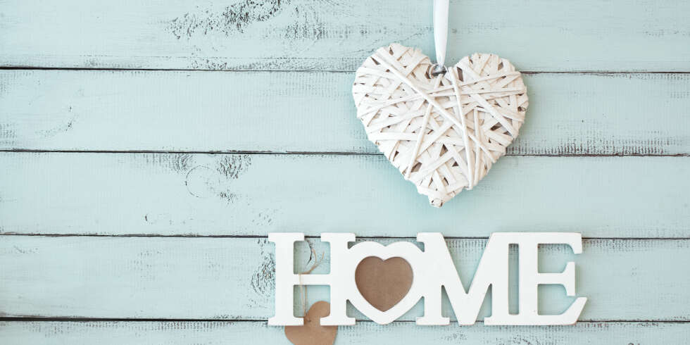 UT: Å ha tekster som "Home" på puter, vegger og interiør er ut. UT: Å ha tekster som "Home" på puter, vegger og interiør er ut.