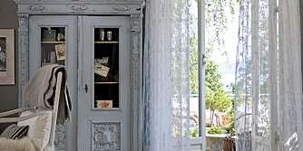 BLONDEDRØMMER: Dueblått, slitt skap og blafrende blondegardiner understreker den romantiske stilen som er en del av Shabby Chic. BLONDEDRØMMER: Dueblått, slitt skap og blafrende blondegardiner understreker den romantiske stilen som er en del av Shabby Chic.