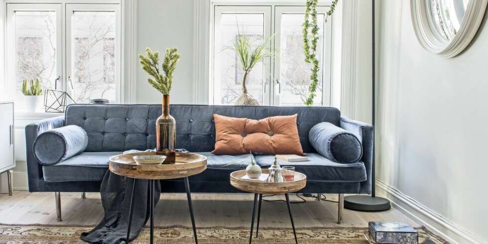 STUKKATUREN I STUEN ER RESTAURERT: Slik har rommet fått tilbake sitt opprinnelige, klassiske preg. For lignende gråfarge på veggen, forsøk Minty Breeze fra Lady og Jotun. STUKKATUREN I STUEN ER RESTAURERT: Slik har rommet fått tilbake sitt opprinnelige, klassiske preg. For lignende gråfarge på veggen, forsøk Minty Breeze fra Lady og Jotun.