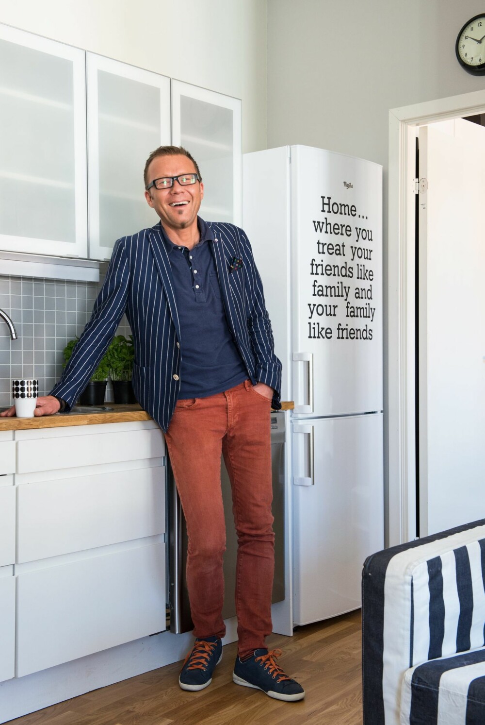 PÅ BUDSJETT: Da Bernt innredet på lavbudsjett, var det en selvfølge å beholde HTH-kjøkkenet slik det var. I tillegg supplementerte han med nye overskap fra Ikea. PÅ BUDSJETT: Da Bernt innredet på lavbudsjett, var det en selvfølge å beholde HTH-kjøkkenet slik det var. I tillegg supplementerte han med nye overskap fra Ikea.