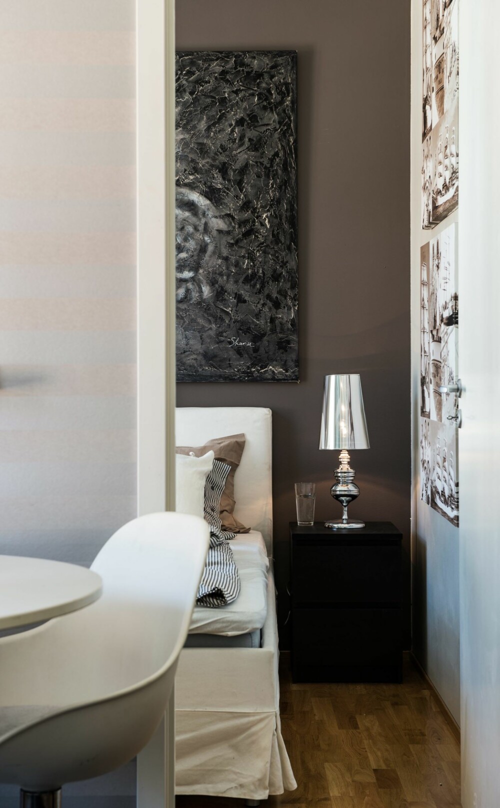MASTER BEDROOM: Soverommene ligger i hver sin ende av leiligheten. Den brunbeige fondveggen på hovedsoverommet gir rommet en egen karakter, uten å bryte med helheten. MASTER BEDROOM: Soverommene ligger i hver sin ende av leiligheten. Den brunbeige fondveggen på hovedsoverommet gir rommet en egen karakter, uten å bryte med helheten.