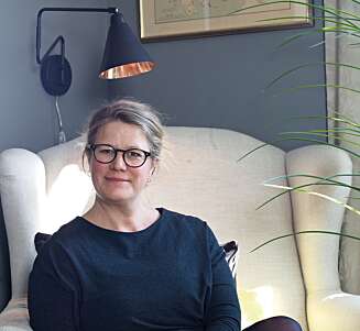 LIKER MØRKE FARGER: Anne Cecilie «AC» Ranke, mannen Knut Sterner og døtrene Ada (13) og Henny (6). Funkishuset fra 1932 ligger Abbediengen i Oslo og har en boligflate på 240 m². LIKER MØRKE FARGER: Anne Cecilie «AC» Ranke, mannen Knut Sterner og døtrene Ada (13) og Henny (6). Funkishuset fra 1932 ligger Abbediengen i Oslo og har en boligflate på 240 m².
