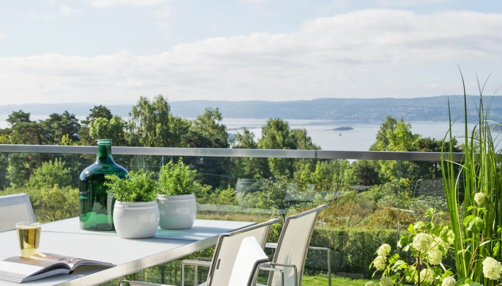 TOPPEN AV OSLO: På denne uteplassen kan sommeren virkelig nytes. Møblene er
fra italienske Fuera Dentra. Den grønne flasken er fra Country Chic, og de eviggrønne blomstene og plantene er fra Bolina. Lark Landskap har designet hagen. TOPPEN AV OSLO: På denne uteplassen kan sommeren virkelig nytes. Møblene er
fra italienske Fuera Dentra. Den grønne flasken er fra Country Chic, og de eviggrønne blomstene og plantene er fra Bolina. Lark Landskap har designet hagen.