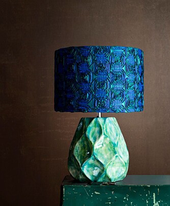 BLÅ LAMPE: Blått i alle nyanser er en viktig basisfarge denne høsten. Denne lampen er fra Olsson & Jensen. BLÅ LAMPE: Blått i alle nyanser er en viktig basisfarge denne høsten. Denne lampen er fra Olsson & Jensen.