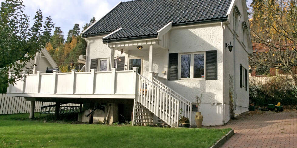 DEN GAMLE TERRASSEN: Før var terrassen nærmest en barriere mot hagen, og plassen var dårlig utnyttet. Under terrassen var det uutnyttet plass, men i og med at plassen var så eksponert egnet den seg dårlig til oppbevaring. DEN GAMLE TERRASSEN: Før var terrassen nærmest en barriere mot hagen, og plassen var dårlig utnyttet. Under terrassen var det uutnyttet plass, men i og med at plassen var så eksponert egnet den seg dårlig til oppbevaring.
