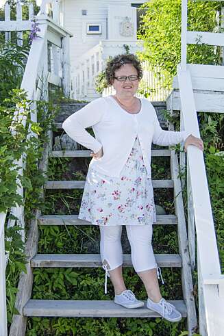 Hulda har skapt en nydelig sommerstemning i lysthuset som hun og Arnt Håvard har laget med god hjelp fra Huldas far. Her trives Pelargoniaene godt og de har som regel selskap av en rekke blomsterbuketter. Hulda har skapt en nydelig sommerstemning i lysthuset som hun og Arnt Håvard har laget med god hjelp fra Huldas far. Her trives Pelargoniaene godt og de har som regel selskap av en rekke blomsterbuketter.