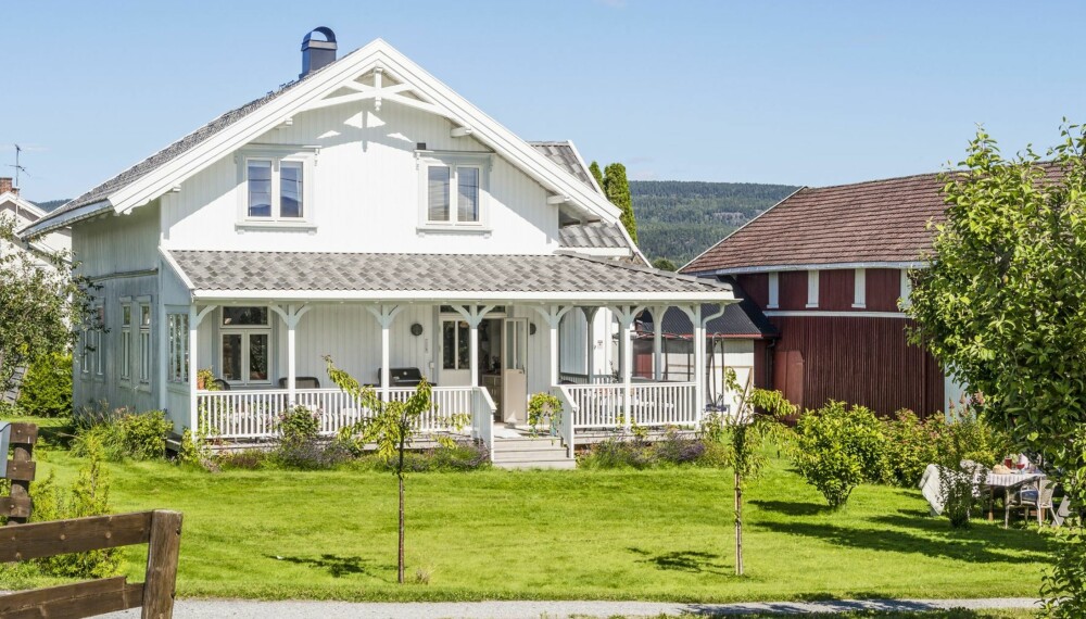 LANDLIG STIL: Huset ligger litt utenfor Hokksund, mellom kornåkere og røde låver, og har alltid vært i familiens eie LANDLIG STIL: Huset ligger litt utenfor Hokksund, mellom kornåkere og røde låver, og har alltid vært i familiens eie