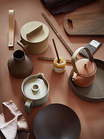 FARGETRENDER I 2017: Ifølge Dagny Thurmann-Moe, ekspert innen farge- og trendforecasting hos Dagny Fargestudio, er brun marmor, naturfarget lin, sjokolade, teglstein, creme brulee, whiskey og cognac blant nyansene som utmerker seg. I tillegg til den brune fargepaletten, har man også egentlig resten av fargesirkelen; blått, grønt, rosa, rødt, oransje og gult. FARGETRENDER I 2017: Ifølge Dagny Thurmann-Moe, ekspert innen farge- og trendforecasting hos Dagny Fargestudio, er brun marmor, naturfarget lin, sjokolade, teglstein, creme brulee, whiskey og cognac blant nyansene som utmerker seg. I tillegg til den brune fargepaletten, har man også egentlig resten av fargesirkelen; blått, grønt, rosa, rødt, oransje og gult.