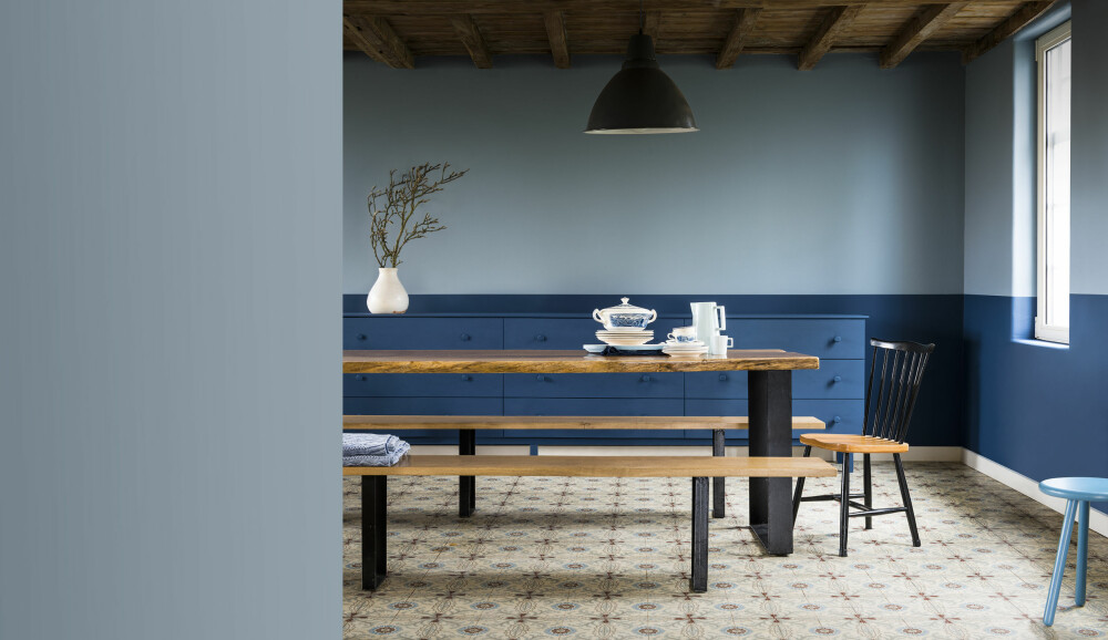 JEANS: Denim Drift, årets farge fra Nordsjö, er en blåfarge designet for å fungere like godt på kjøkkenet som i soverommet. Årets farge minner om et par klassiske jeans. JEANS: Denim Drift, årets farge fra Nordsjö, er en blåfarge designet for å fungere like godt på kjøkkenet som i soverommet. Årets farge minner om et par klassiske jeans.