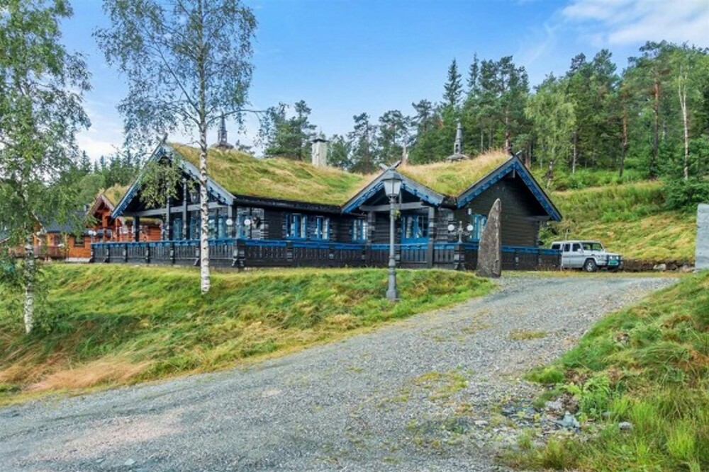 STORT: - Det er stor spennvidde i hvilke krav hyttekjøpere har til standard. Som oftest hører dette sammen med prisklassen. Jo høyere pris, jo strengere blir folks krav til "luksusstandard", sier Anders Fosbæk Vangen i DNB Eiendom. Denne hytta i Kvednaskogen i Hordaland er innredet med fliser, varmekabler og hvitevarer. STORT: - Det er stor spennvidde i hvilke krav hyttekjøpere har til standard. Som oftest hører dette sammen med prisklassen. Jo høyere pris, jo strengere blir folks krav til "luksusstandard", sier Anders Fosbæk Vangen i DNB Eiendom. Denne hytta i Kvednaskogen i Hordaland er innredet med fliser, varmekabler og hvitevarer.