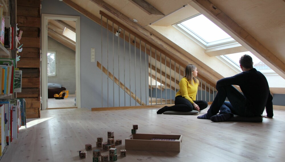 NATURLIG Å SITTE: Her sitter arkitektene Hildegunn Slotnæs og Tor Olav Austigard i den nye loftstuen de har tegnet. Beboerne ønsket i utgangspunktet en ny etasje med ståhøyde, men gikk til slutt for arkitektenes løsning. FOTO: Austigard Arkitektur AS NATURLIG Å SITTE: Her sitter arkitektene Hildegunn Slotnæs og Tor Olav Austigard i den nye loftstuen de har tegnet. Beboerne ønsket i utgangspunktet en ny etasje med ståhøyde, men gikk til slutt for arkitektenes løsning. FOTO: Austigard Arkitektur AS