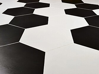 HEXAGON: Sekskantede hexagonfliser i sort/hvitt. HEXAGON: Sekskantede hexagonfliser i sort/hvitt.