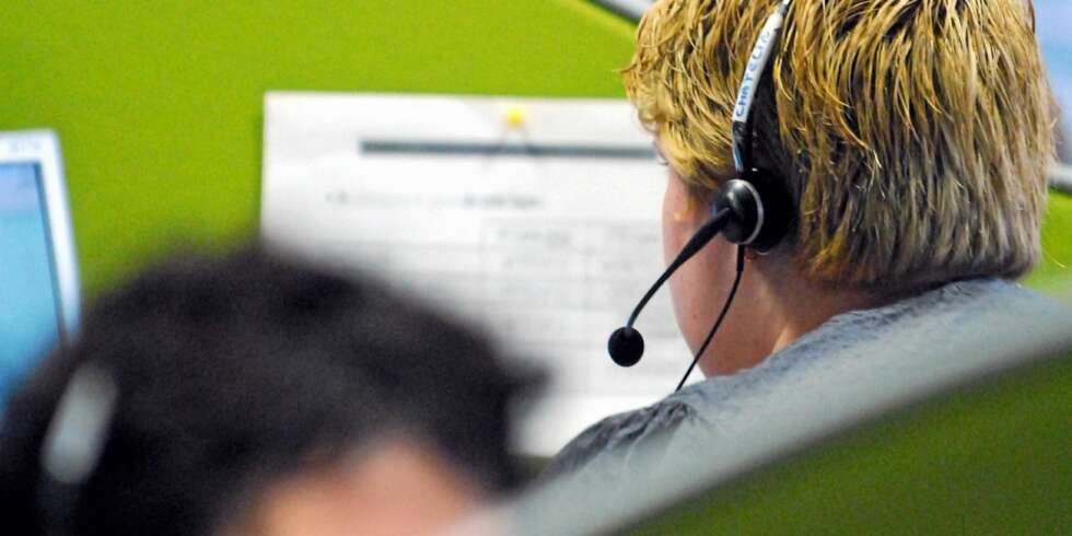 SELGER STRØM PER TELEFON: Blir du oppringt av et strømselskap som tilbyr deg det som tilsynelatende er et godt tilbud på strøm, bør du stille noen spørsmål først. SELGER STRØM PER TELEFON: Blir du oppringt av et strømselskap som tilbyr deg det som tilsynelatende er et godt tilbud på strøm, bør du stille noen spørsmål først.