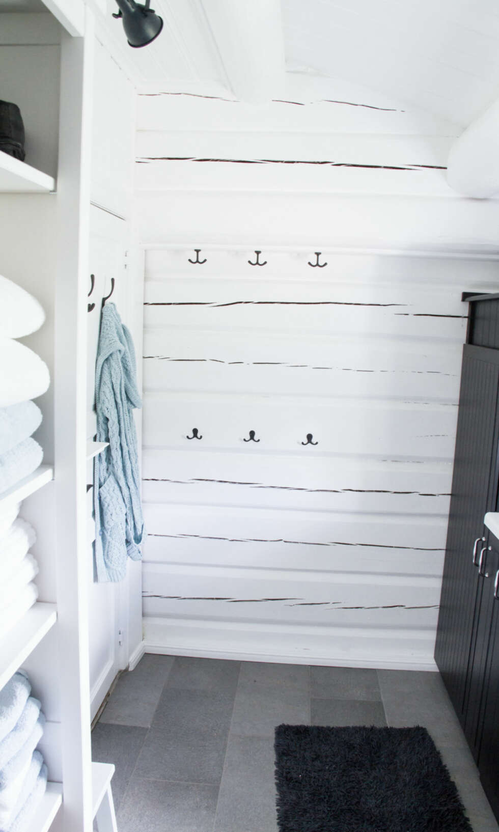 RIMELIG OPPBEVARING: På badet ble det innredet med hvite skap fra Hemnes-serien til Ikea. RIMELIG OPPBEVARING: På badet ble det innredet med hvite skap fra Hemnes-serien til Ikea.