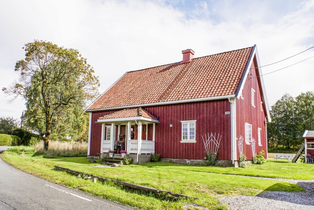 OPPUSSINGSPROSJEKT: Det sjarmerende huset skinner igjen etter et omstendelig oppussingsprosjekt der Birgit har valgt å bevare mest mulig av det gamle. OPPUSSINGSPROSJEKT: Det sjarmerende huset skinner igjen etter et omstendelig oppussingsprosjekt der Birgit har valgt å bevare mest mulig av det gamle.