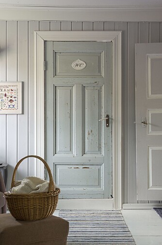 LANDLIG STIL: Dodøra fant Birgit på Finn. Den er lysblå på den ene siden og lysrosa på den andre. Pastellfargene er originale og passer godt inn i den landlige stilen. LANDLIG STIL: Dodøra fant Birgit på Finn. Den er lysblå på den ene siden og lysrosa på den andre. Pastellfargene er originale og passer godt inn i den landlige stilen.