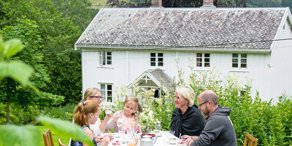 RENNOVERE GAMMELT HUS: - Det er en prosess med gamle hus, og det er den som er vitsen med det hele, forteller Eir Ragna Grytli. RENNOVERE GAMMELT HUS: - Det er en prosess med gamle hus, og det er den som er vitsen med det hele, forteller Eir Ragna Grytli.