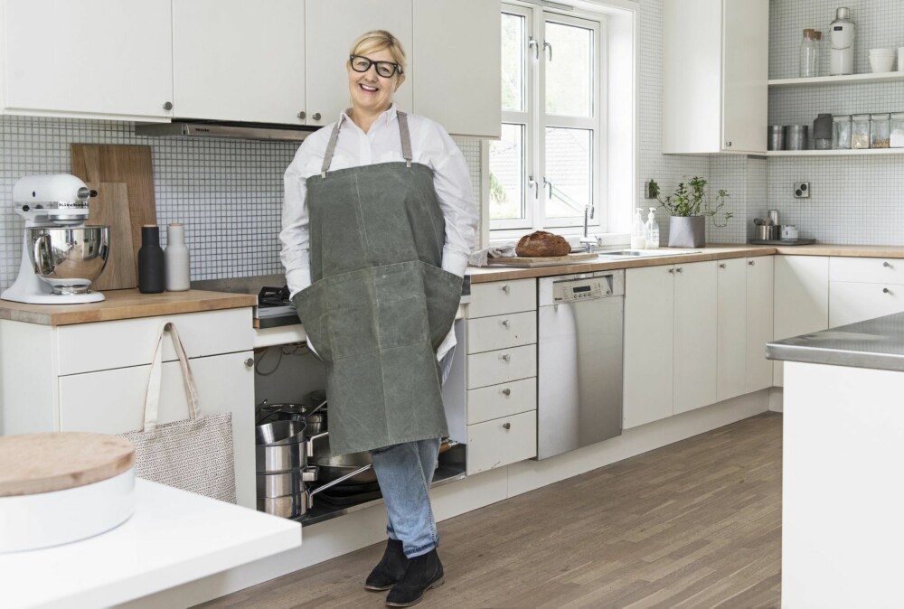 Holder stand. Ikea-kjøkkenet var nytt i 2000 og
gjør jobben den dag i dag, selv om et helt nytt
kjøkken står på Trudes ønskeliste. I sprutsonen
er det valgt hvite glassmosaikk-fliser. Det grå
forkleet i grov kanvas kommer fra Uashmama. Holder stand. Ikea-kjøkkenet var nytt i 2000 og
gjør jobben den dag i dag, selv om et helt nytt
kjøkken står på Trudes ønskeliste. I sprutsonen
er det valgt hvite glassmosaikk-fliser. Det grå
forkleet i grov kanvas kommer fra Uashmama.