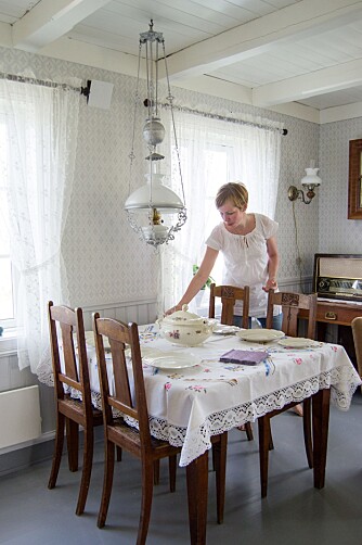 STO I HUSET: Spisebordet og den flotte lampa er noen av tingene som var i huset da Hilde og Rune tok over, og som nå er blitt en del av den fine helheten som paret har skapt i huset. Her dekker Hilde bordet med nydelig gammelt porselen. STO I HUSET: Spisebordet og den flotte lampa er noen av tingene som var i huset da Hilde og Rune tok over, og som nå er blitt en del av den fine helheten som paret har skapt i huset. Her dekker Hilde bordet med nydelig gammelt porselen.