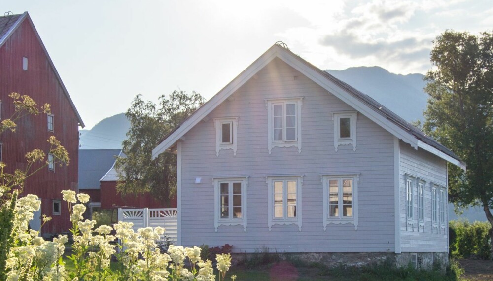 NÅ: Etter tre år med rehabilitering har Rune og Hilde all grunn til å være stolte over jobben de har gjort med Halsebøstua, som mange mente burde rives. Nå står huset og skinner om kapp med sola, og familien på fire har flyttet inn. NÅ: Etter tre år med rehabilitering har Rune og Hilde all grunn til å være stolte over jobben de har gjort med Halsebøstua, som mange mente burde rives. Nå står huset og skinner om kapp med sola, og familien på fire har flyttet inn.