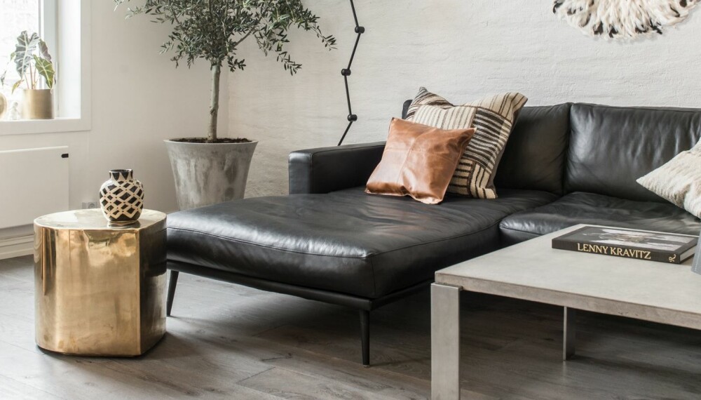 STUE: Stuen har fått en touch av glamour. Lampen Grand Nuage er laget av franske Designheure. Den overtok Jean og Connie etter en gullsmed som måtte flytte til mindre lokaler. Lampen var inspirasjon til innredningen av stuen. Sofaen i lær, Carlton, er fra BoConcept. Det tunge betongbordet fra tidligere Living brakte paret med seg fra Trondheim. Det gylne bordet er fra Jonathan Adler. STUE: Stuen har fått en touch av glamour. Lampen Grand Nuage er laget av franske Designheure. Den overtok Jean og Connie etter en gullsmed som måtte flytte til mindre lokaler. Lampen var inspirasjon til innredningen av stuen. Sofaen i lær, Carlton, er fra BoConcept. Det tunge betongbordet fra tidligere Living brakte paret med seg fra Trondheim. Det gylne bordet er fra Jonathan Adler.
