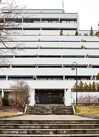 BLOKKEN: Den hvitmalte boligblokken fra 1973 minner om et strandet skip. Det tolv etasjes store bygget består av 141 leiligheter, fellesarealer og garasjer, men ruver likevel ikke i landskapet. Den er plassert i en skråning og har
skog og grøntarealer tett på. BLOKKEN: Den hvitmalte boligblokken fra 1973 minner om et strandet skip. Det tolv etasjes store bygget består av 141 leiligheter, fellesarealer og garasjer, men ruver likevel ikke i landskapet. Den er plassert i en skråning og har
skog og grøntarealer tett på.