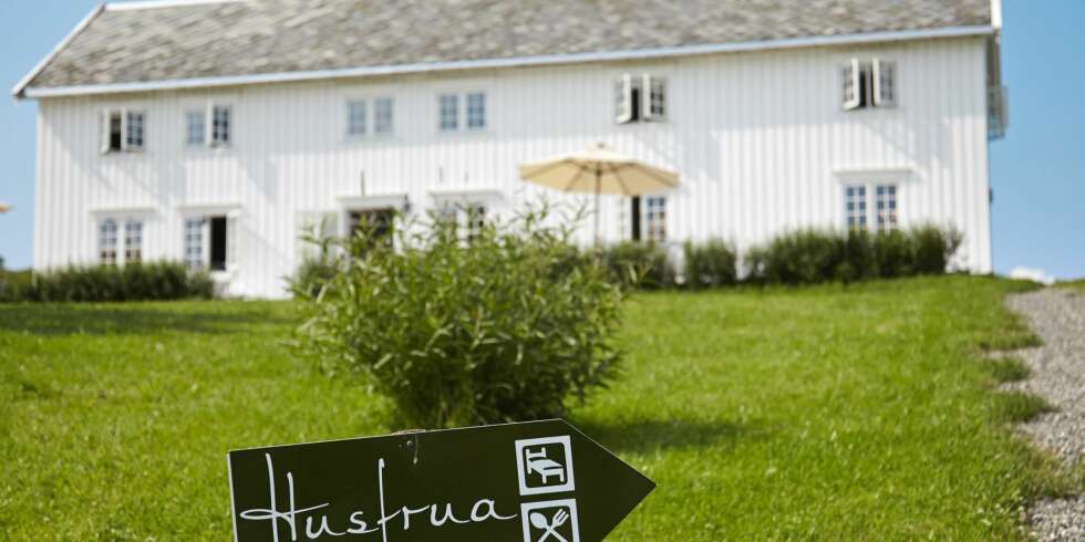 HUSFRUA: Slik framstår trønderlåna for dagens gjester: Et staselig og standsmessig bygg med sjarm både utenpå og inni. HUSFRUA: Slik framstår trønderlåna for dagens gjester: Et staselig og standsmessig bygg med sjarm både utenpå og inni.