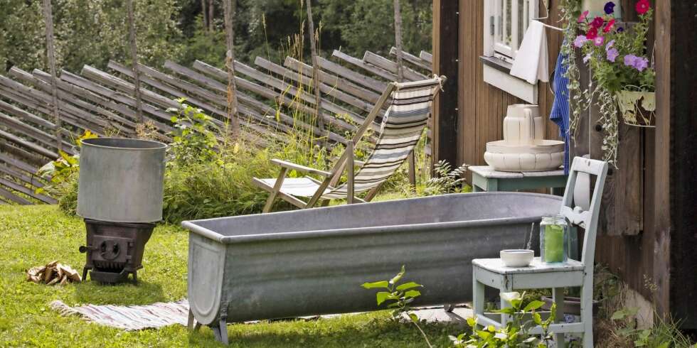 BADE I FRILUFT: - På nordsiden av stua har jeg mitt friluftsspa. Det er en god følelse å ligge i badekaret i godt eller dårlig vær. Eller å ligge i det varme vannet i mørket og betrakte stjernehimmelen, sier Stadsvoll. BADE I FRILUFT: - På nordsiden av stua har jeg mitt friluftsspa. Det er en god følelse å ligge i badekaret i godt eller dårlig vær. Eller å ligge i det varme vannet i mørket og betrakte stjernehimmelen, sier Stadsvoll.