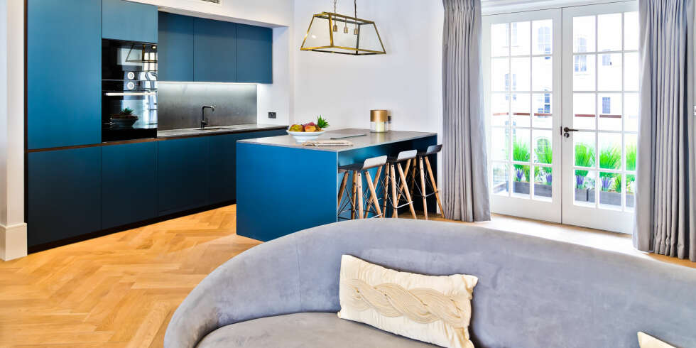 ÅPEN KJØKKENLØSNING: Dersom du plasserer sofaen for nært kjøkkenet, kan den i verste fall bli full i matos og lukt. ÅPEN KJØKKENLØSNING: Dersom du plasserer sofaen for nært kjøkkenet, kan den i verste fall bli full i matos og lukt.