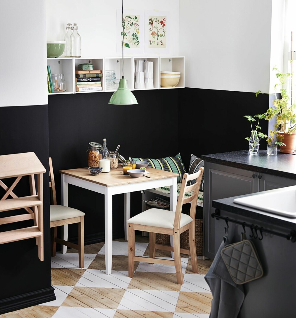 HALV VEGG: Halve veggen kan males - og over den kan du feste hyller. Her er også tregulvet malt i sjakkmønster. Bord, kr 495, stol, kr 245, hylle, kr 125 pr. stk., og lampe, kr 95, alt fra Ikea. HALV VEGG: Halve veggen kan males - og over den kan du feste hyller. Her er også tregulvet malt i sjakkmønster. Bord, kr 495, stol, kr 245, hylle, kr 125 pr. stk., og lampe, kr 95, alt fra Ikea.