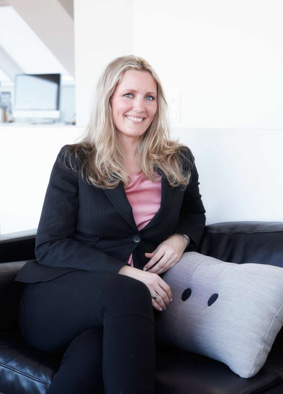 LIKER SMARTE LØSNINGER: Anita Brekke er grafisk designer,
og har bidratt sterkt med sin kreativitet til interiøret. Sammen
med Linda Folkvord, har hun tegnet kjøkkeninnredningen og trappen
mellom etasjene. LIKER SMARTE LØSNINGER: Anita Brekke er grafisk designer,
og har bidratt sterkt med sin kreativitet til interiøret. Sammen
med Linda Folkvord, har hun tegnet kjøkkeninnredningen og trappen
mellom etasjene.