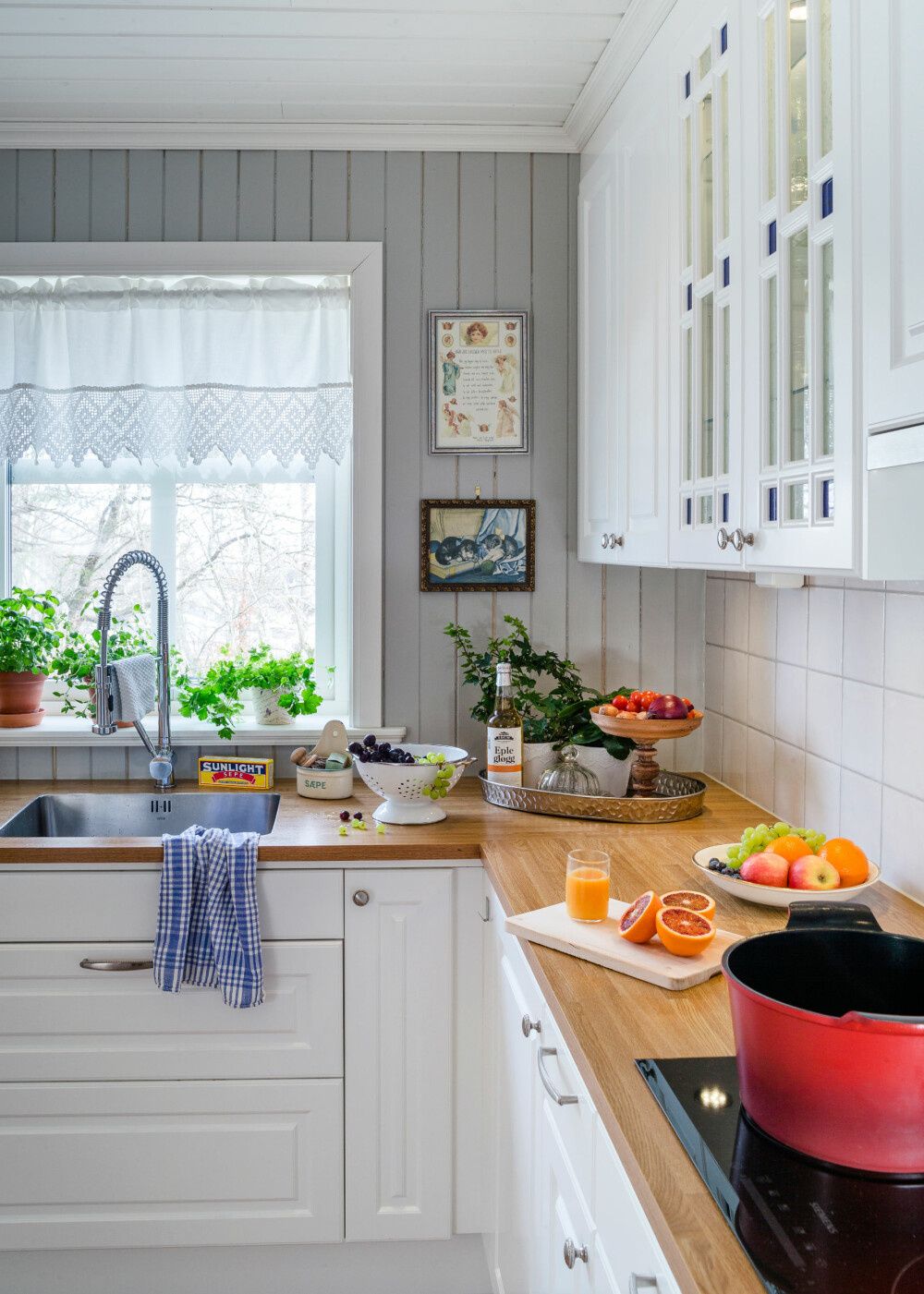 LYSINNSLIPP: Florlette gardiner slipper inn masse dagslys ved kjøkkenbenken. LYSINNSLIPP: Florlette gardiner slipper inn masse dagslys ved kjøkkenbenken.