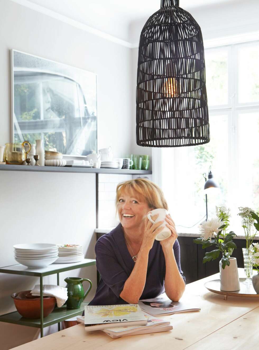 INNBYDENDE KJØKKEN: Trallen i grønt er fra Asplund, og den svarte lampen er fra Eske. Lisbeth Larsen har fått et hyggelig og innbydende kjøkken. INNBYDENDE KJØKKEN: Trallen i grønt er fra Asplund, og den svarte lampen er fra Eske. Lisbeth Larsen har fått et hyggelig og innbydende kjøkken.