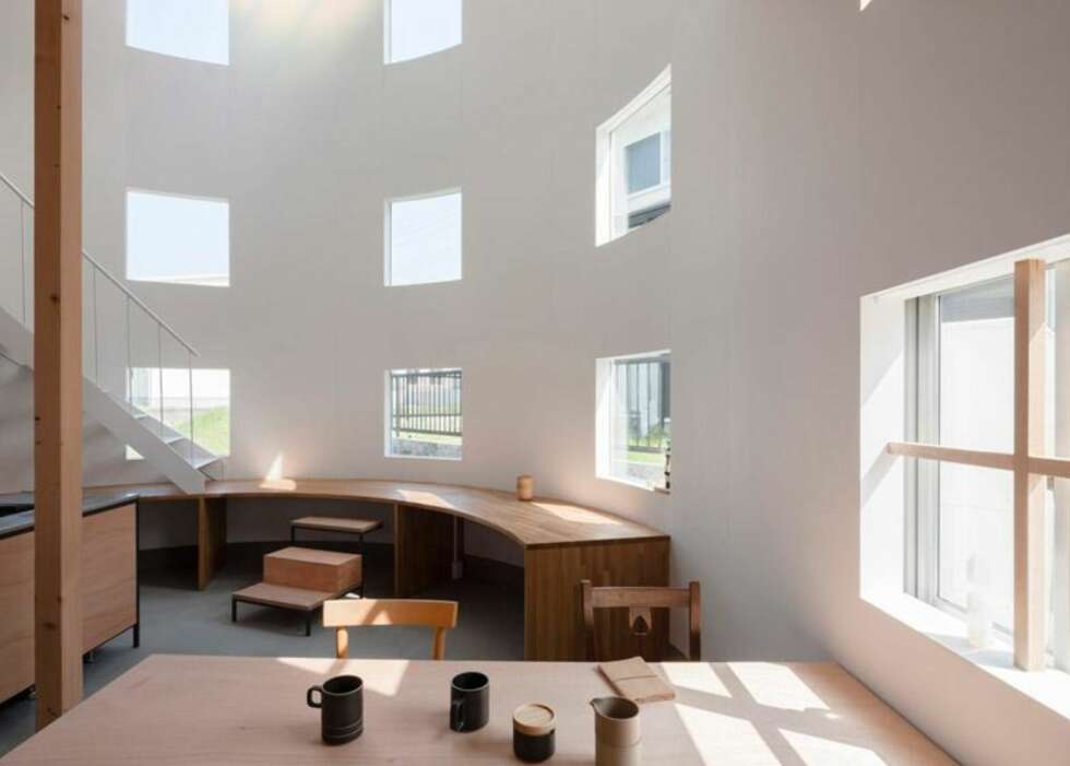 GJENNOMLYS: Dagslyset siles inn i huset gjennom 42 like store vinduer. FOTO: Shinkenchiku sha GJENNOMLYS: Dagslyset siles inn i huset gjennom 42 like store vinduer. FOTO: Shinkenchiku sha