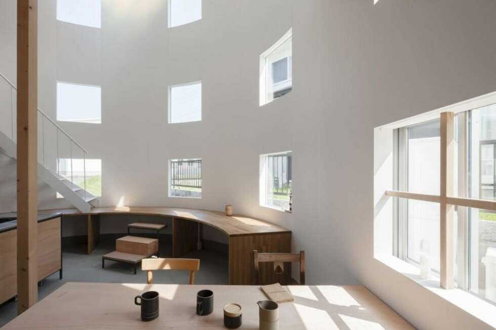 GÅ PÅ BORDET: Sjekk hvordan arkitektene gjorde skrivebordet en del av trappen. FOTO: Shinkenchiku sha GÅ PÅ BORDET: Sjekk hvordan arkitektene gjorde skrivebordet en del av trappen. FOTO: Shinkenchiku sha