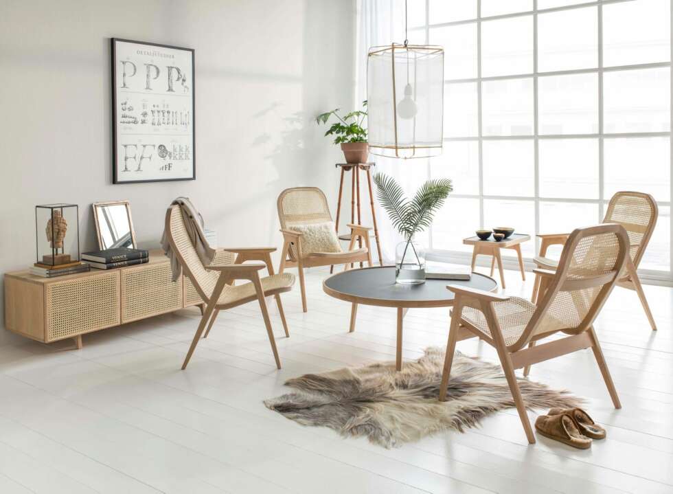 2. PREMIE: Det moderne og solide designmøblementet Racquet fra Hans K. Stolene i rotting og eik har røtter i skandinavisk designtradisjon. Premien inkluderer to stoler med høy rygg og et rundt salongbord i eik. Verdi ca. 20 000 kroner 2. PREMIE: Det moderne og solide designmøblementet Racquet fra Hans K. Stolene i rotting og eik har røtter i skandinavisk designtradisjon. Premien inkluderer to stoler med høy rygg og et rundt salongbord i eik. Verdi ca. 20 000 kroner