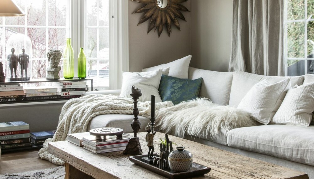 STUEN: Stuen er innredet med møbler og minner fra hele verden. Lises favorittkrok er under speilet fra Milla Boutique. Her krøller hun seg sammen med en bok, en kopp te – og hunden Juster på fanget. Sofaen er fra Slettvoll, mens puffene er så gamle at Lise ikke husker hvor hun har kjøpt dem. Konsollbordet er tegnet av Lise og laget på mål av en lokal smed. Både teppet og bordet er fra Bolina. STUEN: Stuen er innredet med møbler og minner fra hele verden. Lises favorittkrok er under speilet fra Milla Boutique. Her krøller hun seg sammen med en bok, en kopp te – og hunden Juster på fanget. Sofaen er fra Slettvoll, mens puffene er så gamle at Lise ikke husker hvor hun har kjøpt dem. Konsollbordet er tegnet av Lise og laget på mål av en lokal smed. Både teppet og bordet er fra Bolina.