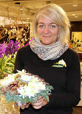 ENKELT: - Det er ikke vanskelig å lage sin egen blomsterdekorasjon til julebordet, sier Christine Kadic som er blomsterdekoratør hos Mester Grønn på Amfi Borg i Sarpsborg. ENKELT: - Det er ikke vanskelig å lage sin egen blomsterdekorasjon til julebordet, sier Christine Kadic som er blomsterdekoratør hos Mester Grønn på Amfi Borg i Sarpsborg.