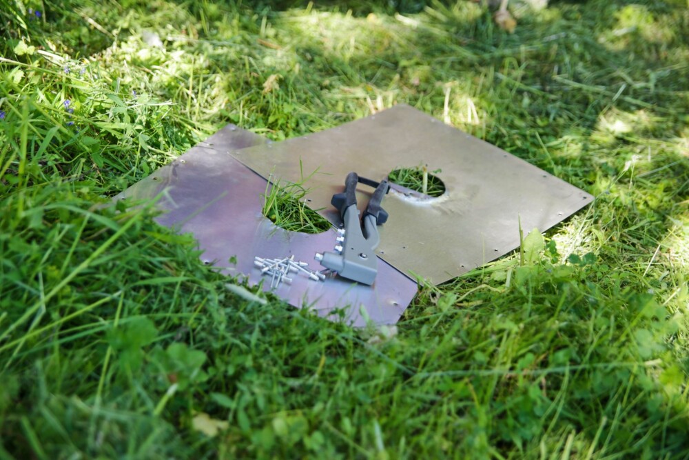 LAG OVALT HULL: Bruk to tynne plater (0,5–0,7mm) i rustfritt stål. Lag et ovalt hull der den minste diameteren er en centimeter større enn diameteren på piperøret. Jo brattere takvinkel, desto mer ovalt må hullet være. Bor 5 mm hull rundt hele platekanten, klem platene sammen med tvinger og bor begge samtidig.
LAG OVALT HULL: Bruk to tynne plater (0,5–0,7mm) i rustfritt stål. Lag et ovalt hull der den minste diameteren er en centimeter større enn diameteren på piperøret. Jo brattere takvinkel, desto mer ovalt må hullet være. Bor 5 mm hull rundt hele platekanten, klem platene sammen med tvinger og bor begge samtidig.