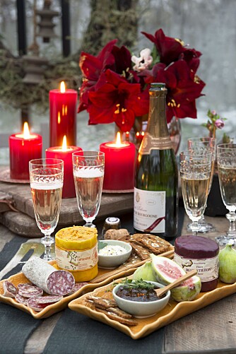 SPRUDLENDE: Det dekkes til selskap med juletapas og tilhørende god drikke. Her skal det bugne av både levende lys og blomster. SPRUDLENDE: Det dekkes til selskap med juletapas og tilhørende god drikke. Her skal det bugne av både levende lys og blomster.