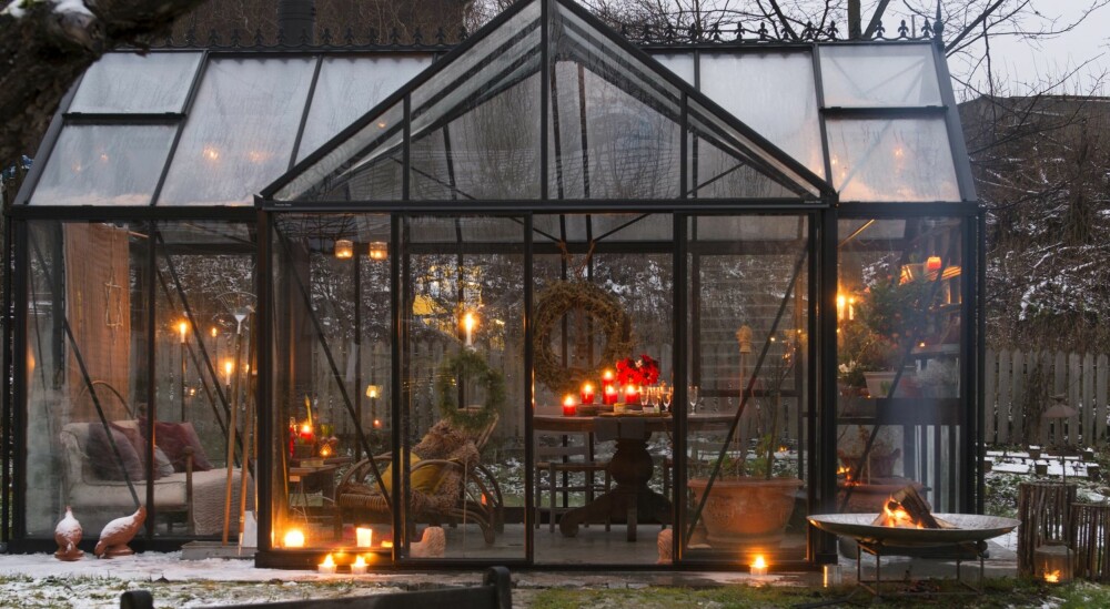 Jul i glasshus: Det kommer gjester på adventsbesøk. Orangeriet er pyntet med kranser og levende lys. På bordet står tapas,
champagne og gløgg. Det dufter bjørkeved og krydder. Sofaen er fylt med myke pledd og saueskinn. Her er det godt å være. Jul i glasshus: Det kommer gjester på adventsbesøk. Orangeriet er pyntet med kranser og levende lys. På bordet står tapas,
champagne og gløgg. Det dufter bjørkeved og krydder. Sofaen er fylt med myke pledd og saueskinn. Her er det godt å være.