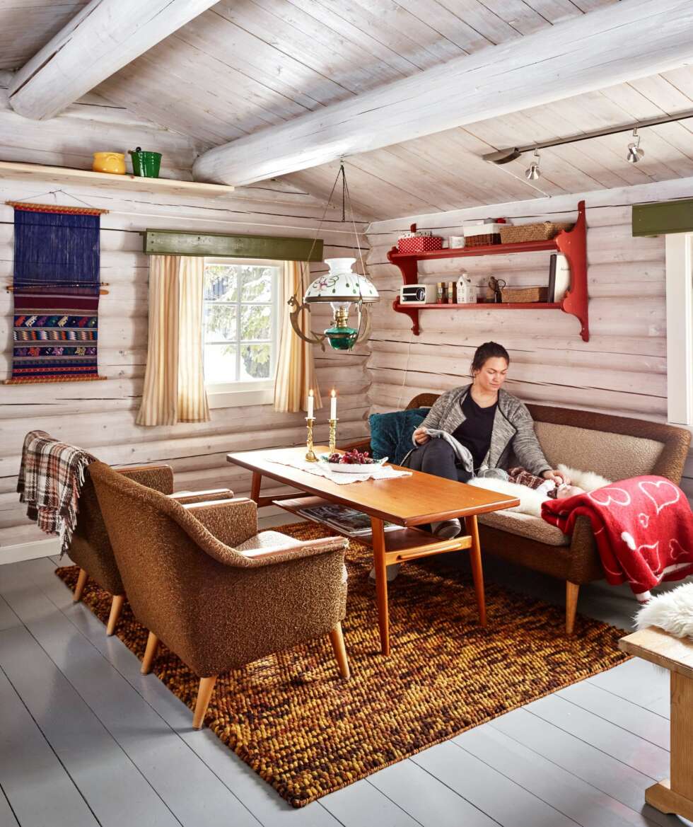 HYTTEKOS: Pernille og lille Kåre trives på hytta. Stuen er blitt lysere og har fått nye bruktmøbler i retrostil fra 1960-70-tallet. HYTTEKOS: Pernille og lille Kåre trives på hytta. Stuen er blitt lysere og har fått nye bruktmøbler i retrostil fra 1960-70-tallet.