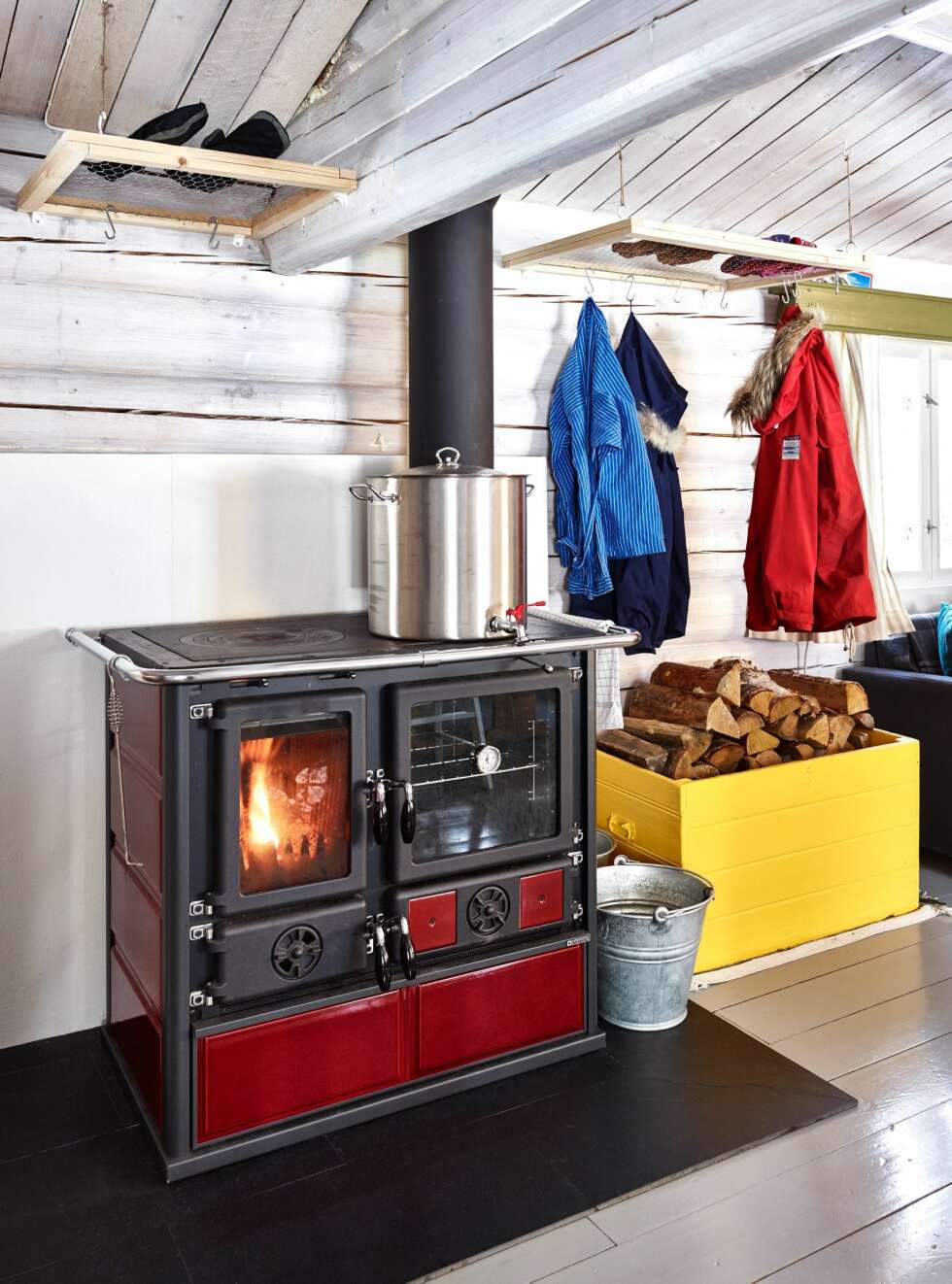 LEKKER VEDOVN: Den vedfyrte kjøkkenkomfyren kjøpte de brukt. En lekker komfyr med et nostalgisk utseende og moderne fyringsegenskaper. Det er ringer i topplaten, brennkammer av støpejern, varmeskap under stekeovnen, og askeskuff og vedskuff i bunnen. LEKKER VEDOVN: Den vedfyrte kjøkkenkomfyren kjøpte de brukt. En lekker komfyr med et nostalgisk utseende og moderne fyringsegenskaper. Det er ringer i topplaten, brennkammer av støpejern, varmeskap under stekeovnen, og askeskuff og vedskuff i bunnen.