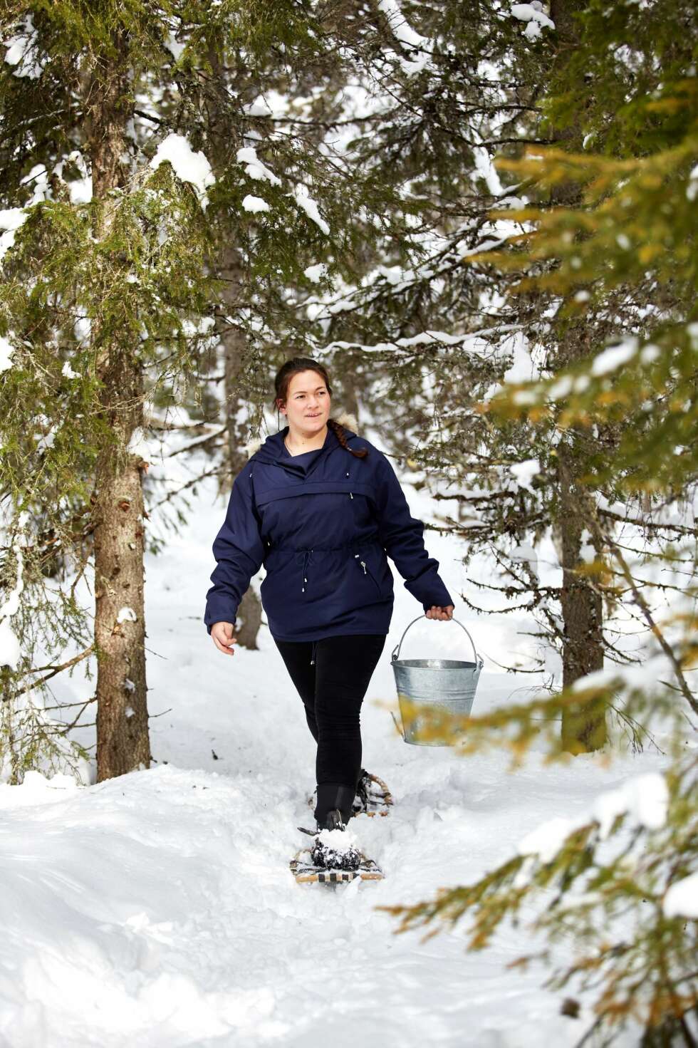 HENTE VANN: Pernille elsker sitt nye hytteliv i skogen, der vannhenting er en del av hverdagen.
HENTE VANN: Pernille elsker sitt nye hytteliv i skogen, der vannhenting er en del av hverdagen.