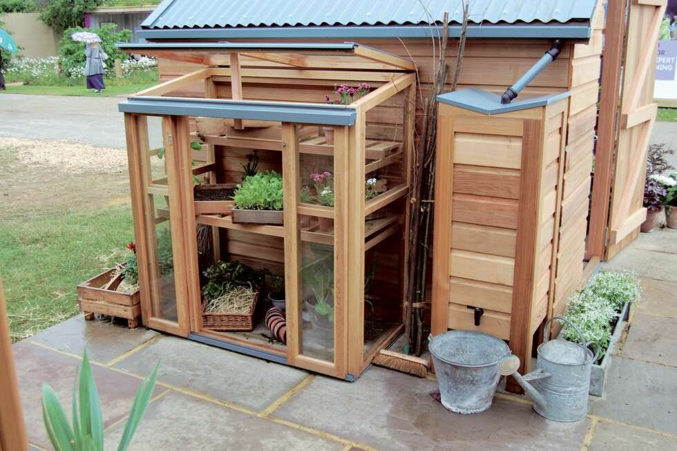 LITE PLASS? Har du lite plass, er drivhus til terrasse eller balkong perfekt. Dette fra Gabriel Ash har to hyller og kaldbenk. Taket kan åpnes for ventilasjon. Til høyre en vannsamler som utnytter
regnvannet. Drivhus kr 11 500, vannsamler kr 5250. Fra solfang.no LITE PLASS? Har du lite plass, er drivhus til terrasse eller balkong perfekt. Dette fra Gabriel Ash har to hyller og kaldbenk. Taket kan åpnes for ventilasjon. Til høyre en vannsamler som utnytter
regnvannet. Drivhus kr 11 500, vannsamler kr 5250. Fra solfang.no