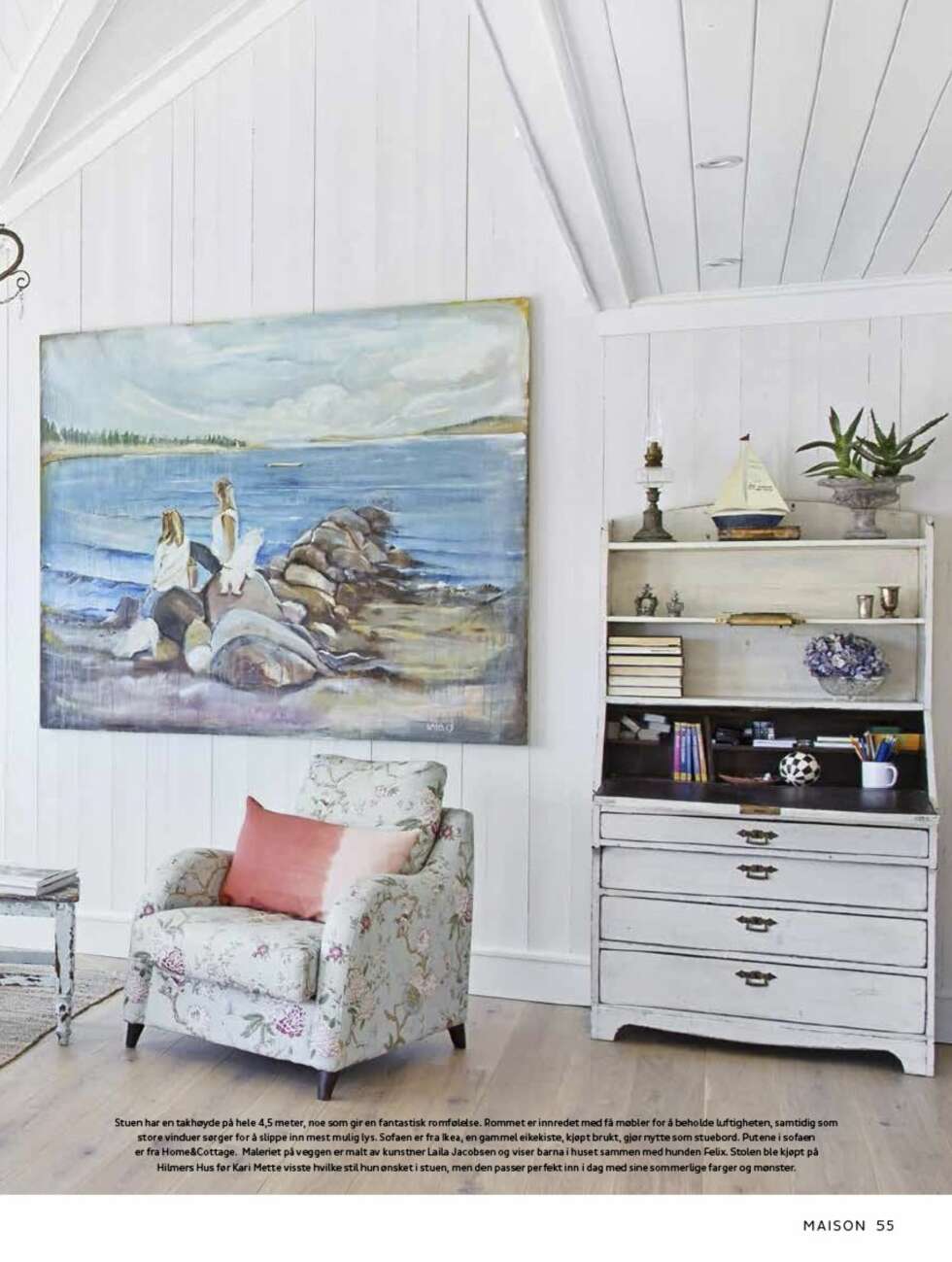 HØY TAKHØYDE: Maleriet på veggen er malt av kunstner Laila Jacobsen og viser barna i huset sammen med hunden Felix. Stolen ble kjøpt på Hilmers Hus før Kari Mette visste hvilke stil hun ønsket i stuen, men den passer perfekt inn i dag med sine sommerlige farger og mønster. HØY TAKHØYDE: Maleriet på veggen er malt av kunstner Laila Jacobsen og viser barna i huset sammen med hunden Felix. Stolen ble kjøpt på Hilmers Hus før Kari Mette visste hvilke stil hun ønsket i stuen, men den passer perfekt inn i dag med sine sommerlige farger og mønster.