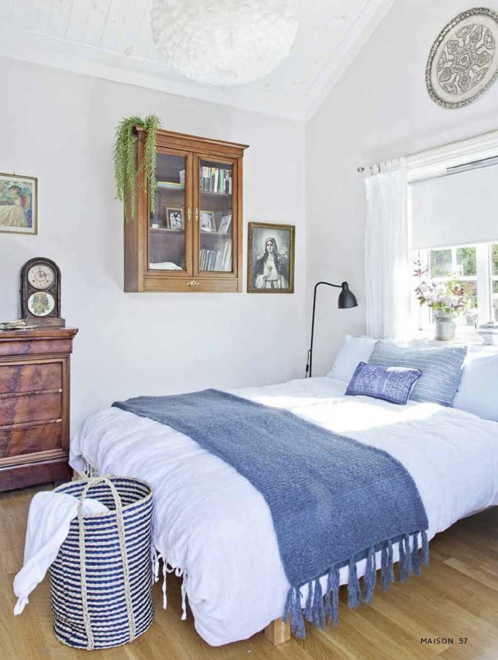 MARITIMT: På soverommet har en gammel matrossdress funnet sin plass og understreker at sommerhuset ligger ved sjøen. MARITIMT: På soverommet har en gammel matrossdress funnet sin plass og understreker at sommerhuset ligger ved sjøen.