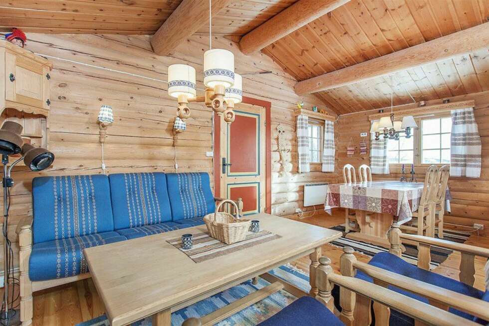 Før: Hele hytta var i ubehandlet furu før oppussingen. Før: Hele hytta var i ubehandlet furu før oppussingen.