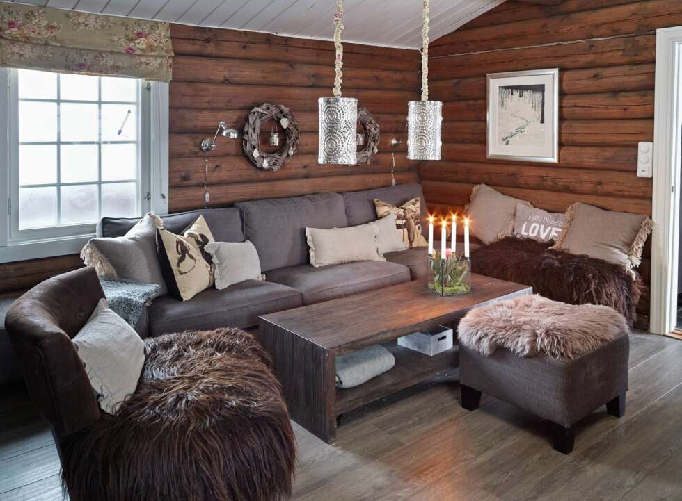 Ny glød: Hytta har gjennomgått stor forvandling fra tak
til gulv. Sofaen er fra Ikea, salongbordet og vegglampene fra Home & Cottage og lenestolen er fra Living. Ny glød: Hytta har gjennomgått stor forvandling fra tak
til gulv. Sofaen er fra Ikea, salongbordet og vegglampene fra Home & Cottage og lenestolen er fra Living.