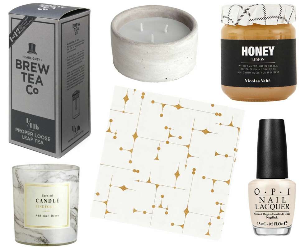 TIPS TIL VERTSKAPSGAVER: Øverst fra venstre: Brew Tea løsvekt, Earl Grey, kr 119. Lys fra H&M, kr 99. Honning med sitron fra Nicolas Vahé, kr 99. Duftlys fra H&M, kr 79,50. Servietter Funkis fra House Doctor, kr 39. My Vampire Is Buff neglelakk fra OPI, kr 155. TIPS TIL VERTSKAPSGAVER: Øverst fra venstre: Brew Tea løsvekt, Earl Grey, kr 119. Lys fra H&M, kr 99. Honning med sitron fra Nicolas Vahé, kr 99. Duftlys fra H&M, kr 79,50. Servietter Funkis fra House Doctor, kr 39. My Vampire Is Buff neglelakk fra OPI, kr 155.